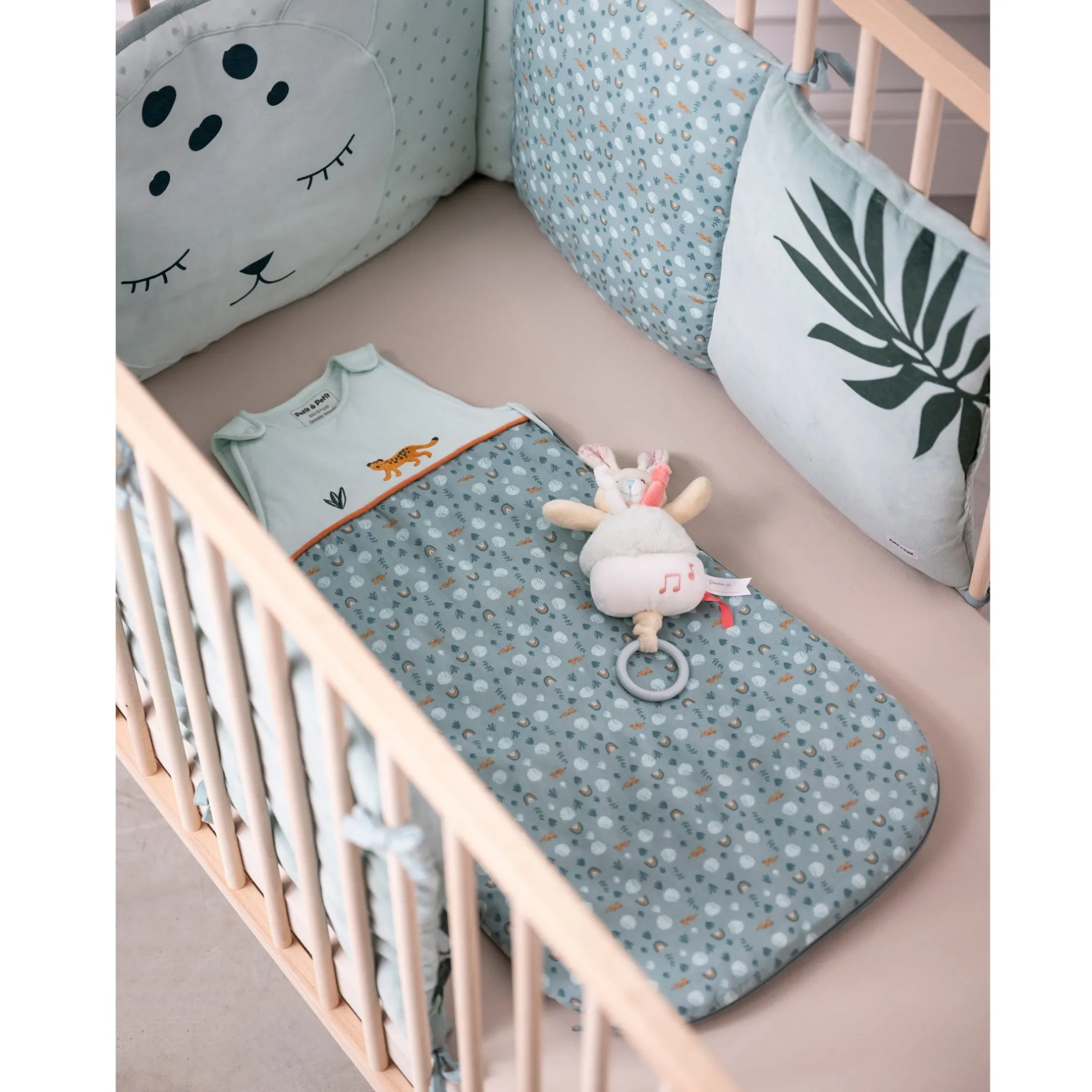 Tours De Lit*Petit à petit Au cœur de la jungle Tour de lit en velours de Eucalyptus