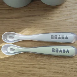 Couverts*Béaba Lot de 2 Cuillères 1er âge en silicone + boite de transport de gris/vert