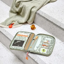 Protège-Carnet De Santé*Lässig Pochette carnet de santé de Leo kaki clair