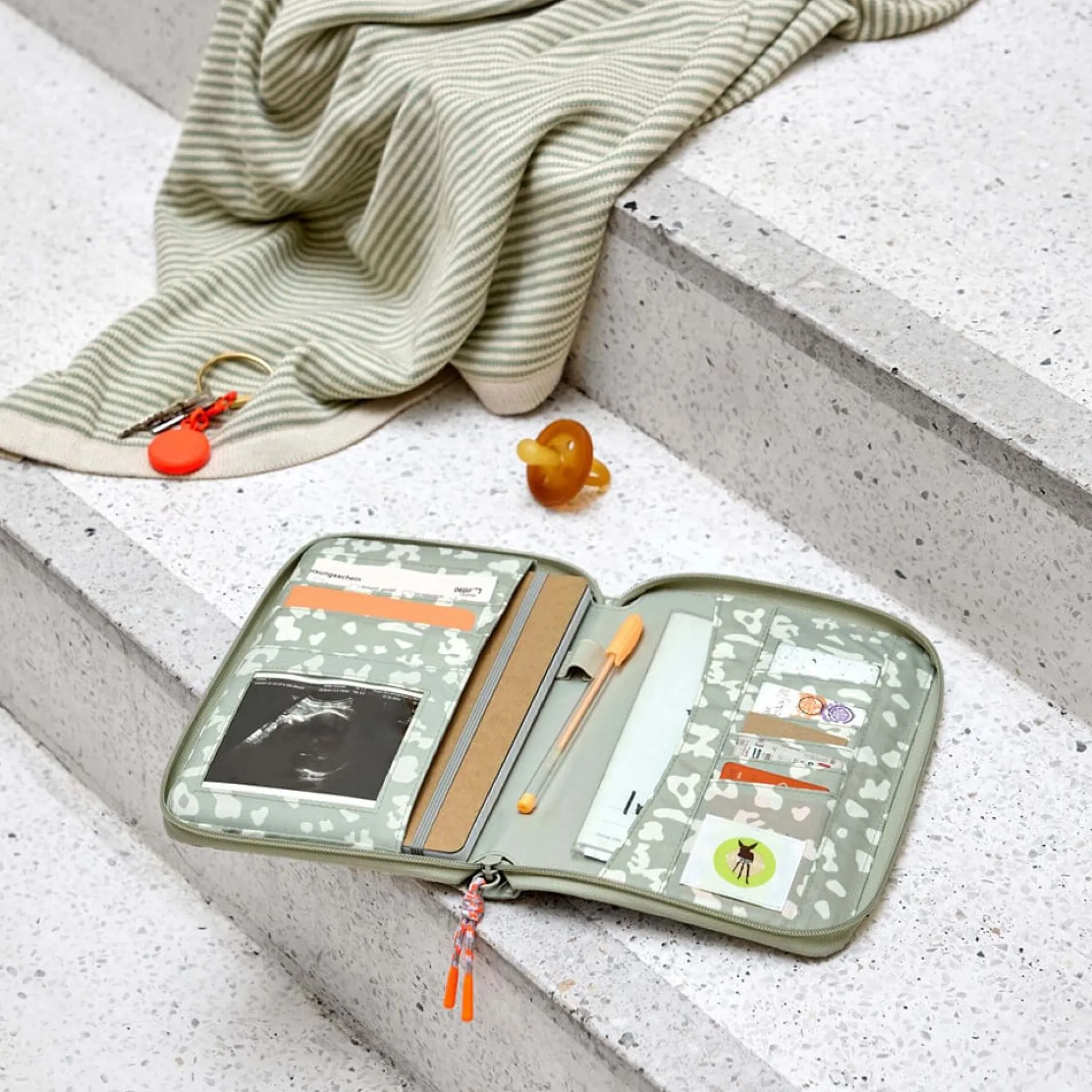 Protège-Carnet De Santé*Lässig Pochette carnet de santé de Leo kaki clair