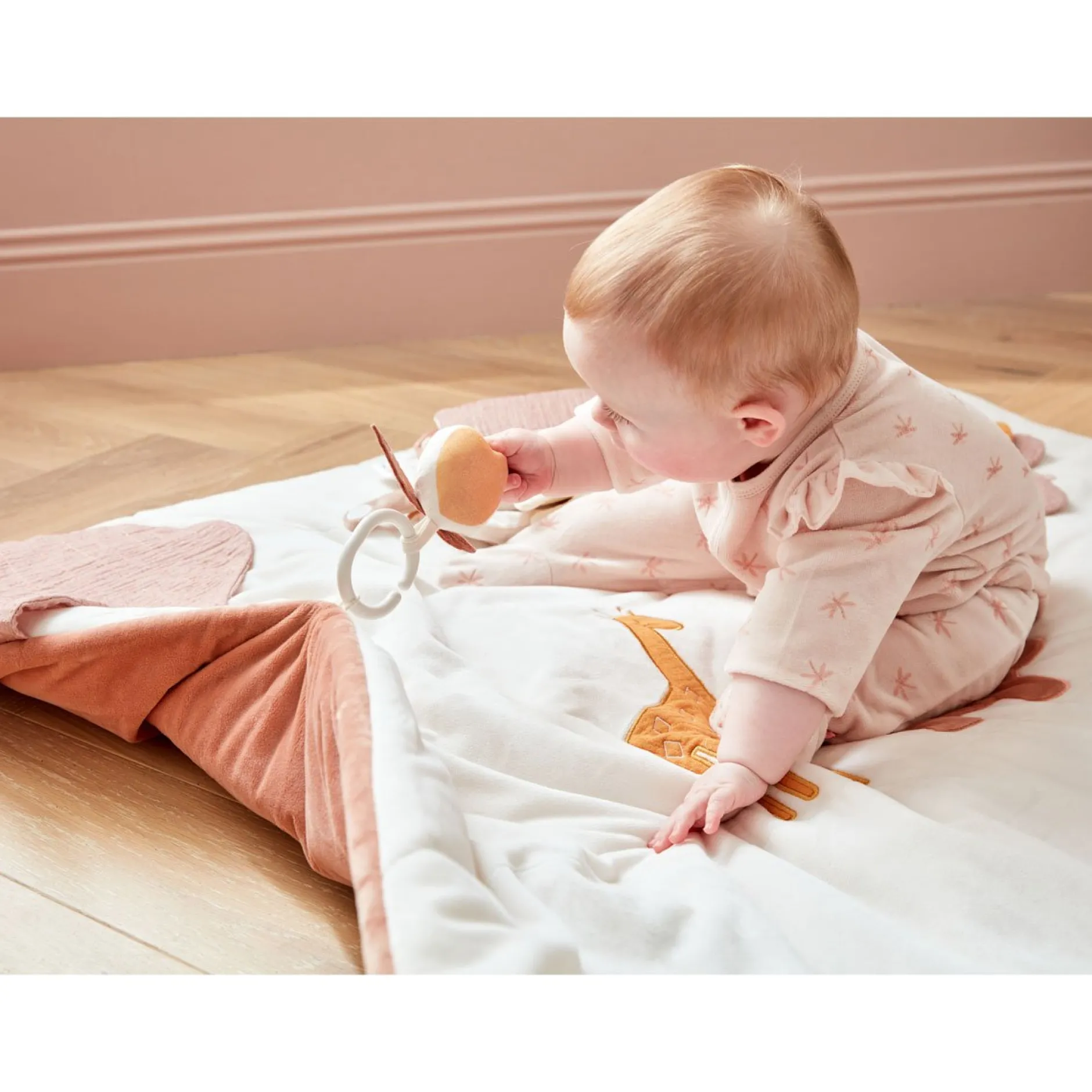 Tapis D'Éveil*Noukies Popsie, Gigi & Louli Tapis d'activités / Tapis de parc Popsie mousseline 75 x 95 cm de Écru/Rose