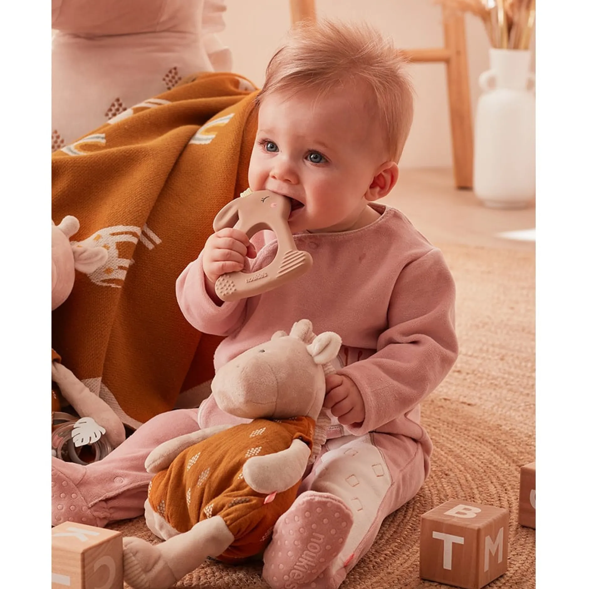 Doudous*Noukies Tiga, Stegi & Ops Peluche small Tiga en Veloudoux et mousseline de coton BIO de Beige/ocre